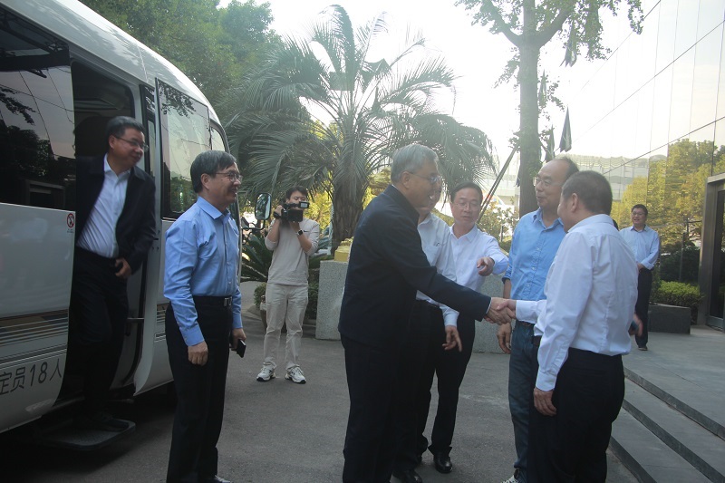 全國人大常委會委員、財經(jīng)委副主任委員郭樹清率領(lǐng)全國人大調(diào)研組蒞臨恒厚集團寧波北歐工業(yè)園區(qū)開展調(diào)研